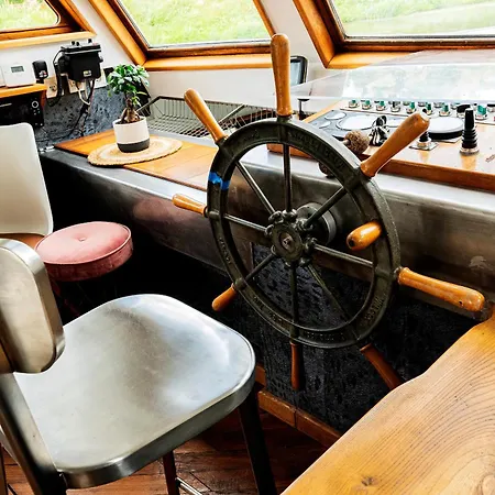 Nuit Insolite A Bord D'une Peniche, 6 Personnes