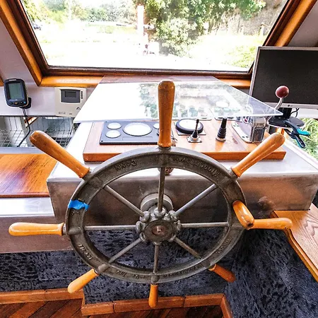 Nuit Insolite A Bord D'une Peniche, 6 Personnes بيرج