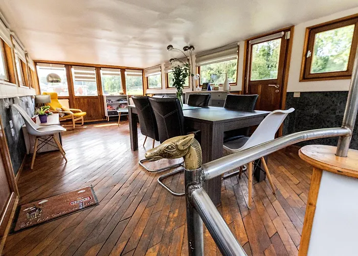 Nuit Insolite à Bord D'une Péniche, 6 Personnes * Bergues