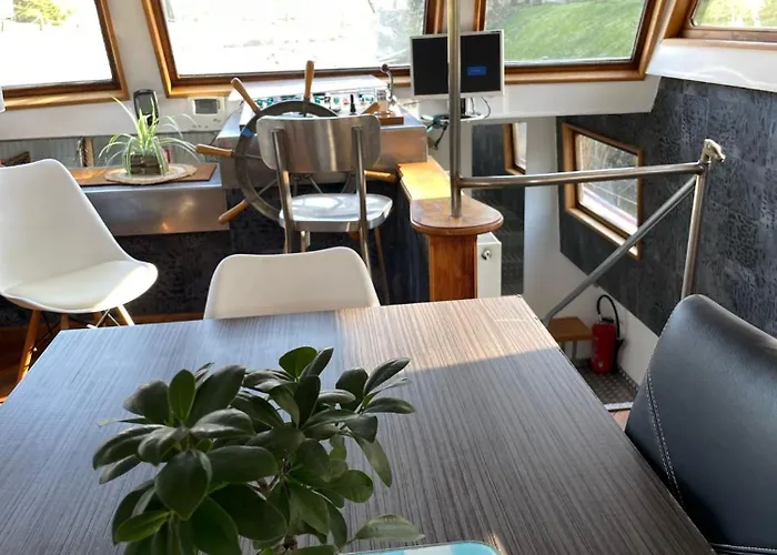 Nuit Insolite à Bord D'une Péniche, 6 Personnes